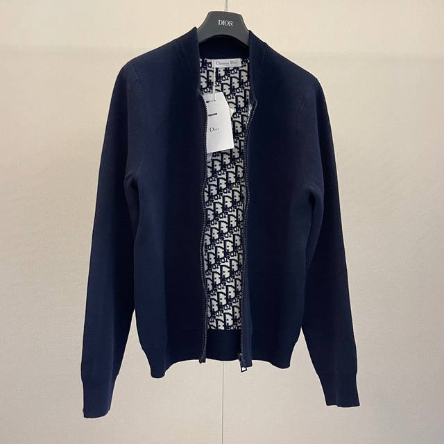 Dio's hot-selling item continues to sell well. Navy blue double-sided two-wear j
