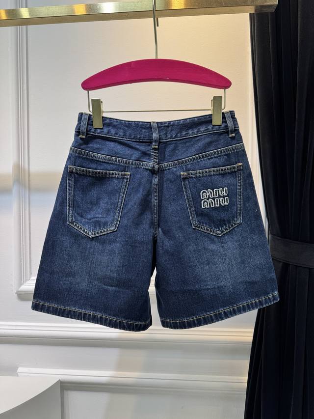 Miu's new letter-embroidered denim shorts are a must-have for those who love lon