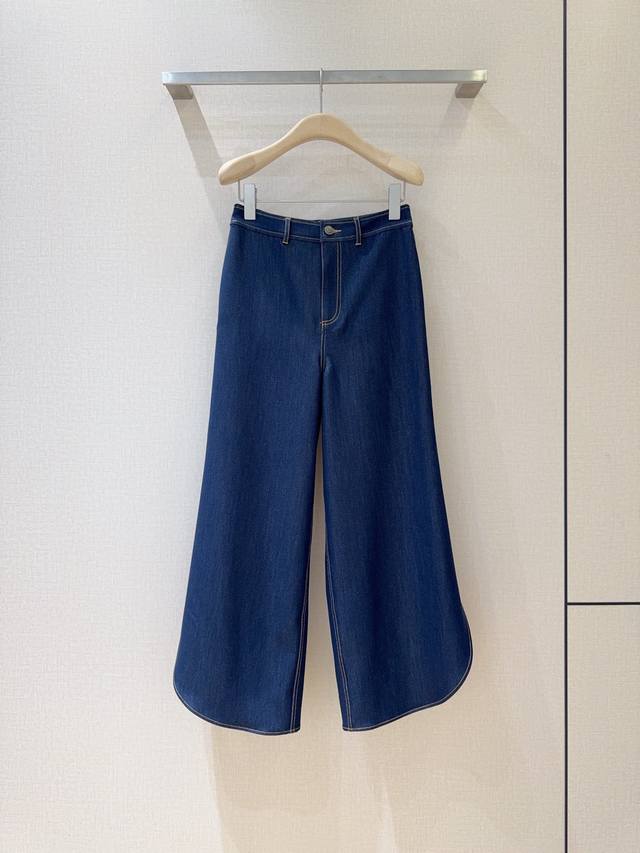 Cinqasept's new wide-leg jeans feature a relaxed, casual fit, a high-rise waist,