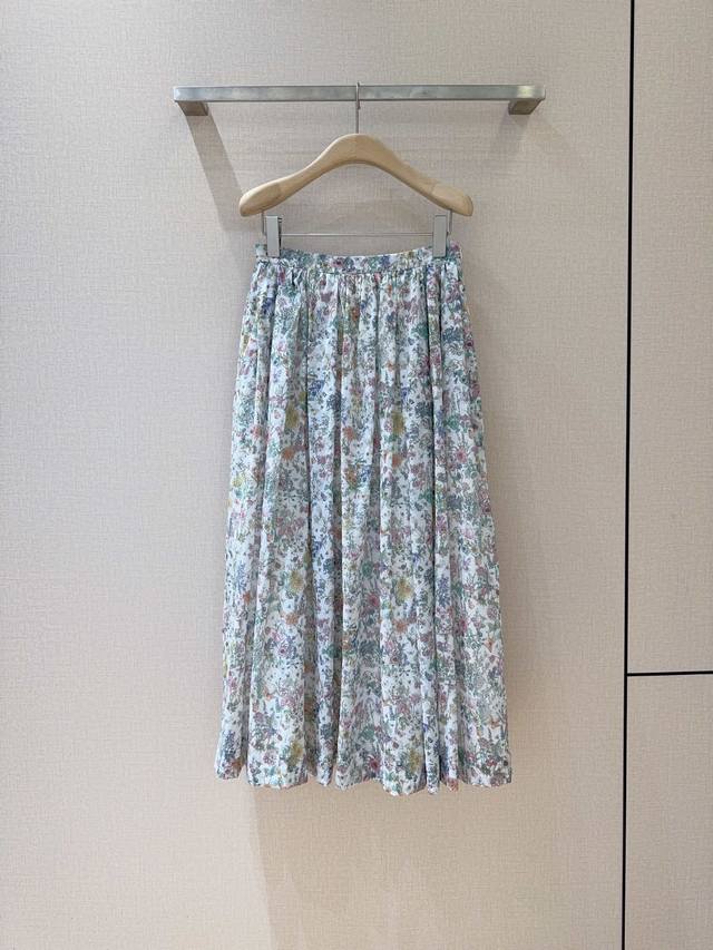 Dio*R's new fall/winter skirt, DDD, features a mid-length, high-waist, pleated s