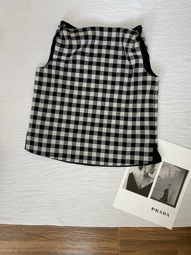 Twisted shoulder vestCurved structure splicing elastic waist skirtAdjustable dra