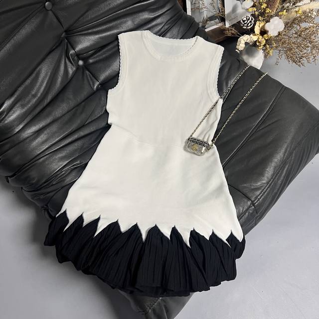 25 New early autumn dress Contrast color skirt sleeveless design, neat tailoring