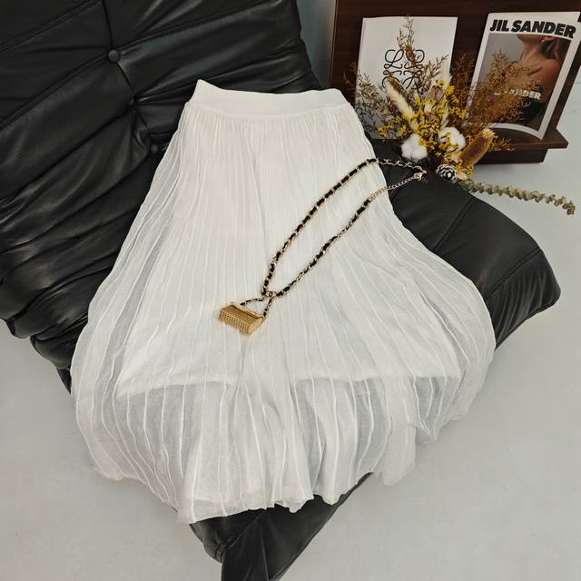 25 New Half-Length Skirt I'll fall in love with this white gauze skirt at first