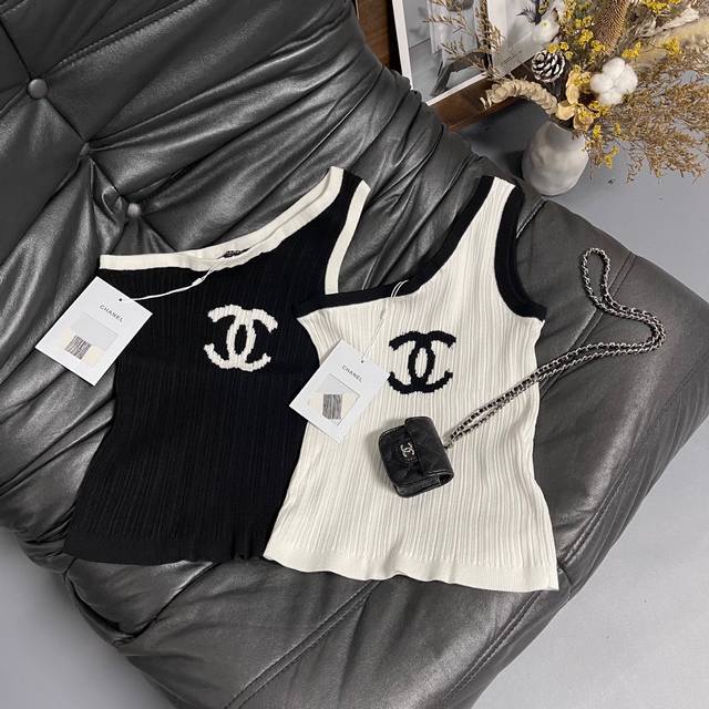 Chane*25 new knitted small vest has a classic and fashionable feel. The black an