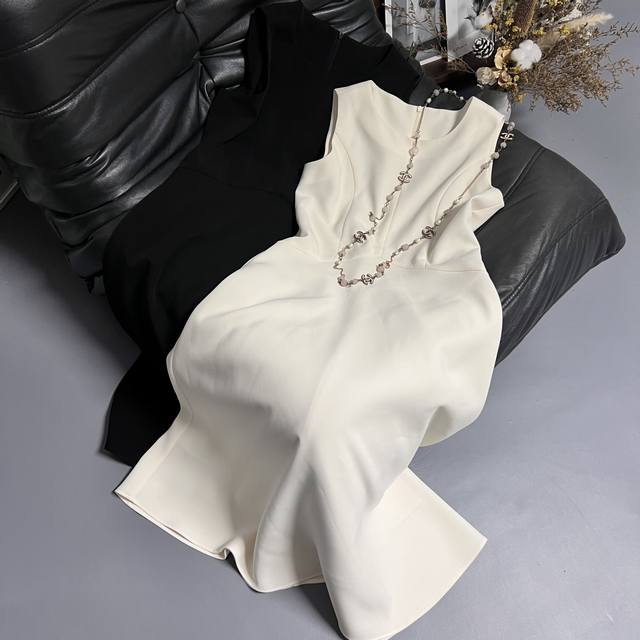 25 New early autumn dress in black and white, sleeveless design neat tailoring,