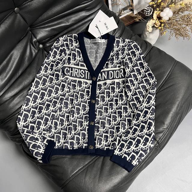 Dio*25 Early Autumn New Classic Monogram Series Cardigan Details Blue and white