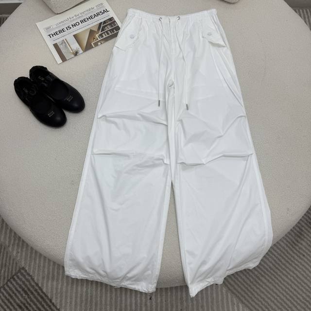 Casual wear pants with niche lace pocket decoration design. Wide-leg casual pant