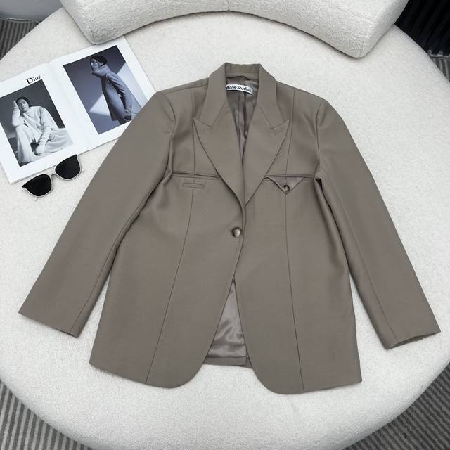 Recommended model: Ac pocket triangle logo blazer. The perfect silhouette and ta