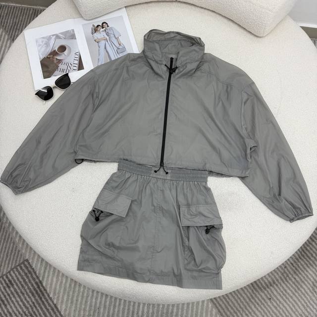 Ouyang Nana's handsome style, a niche 25 spring and summer new arrival. A handso