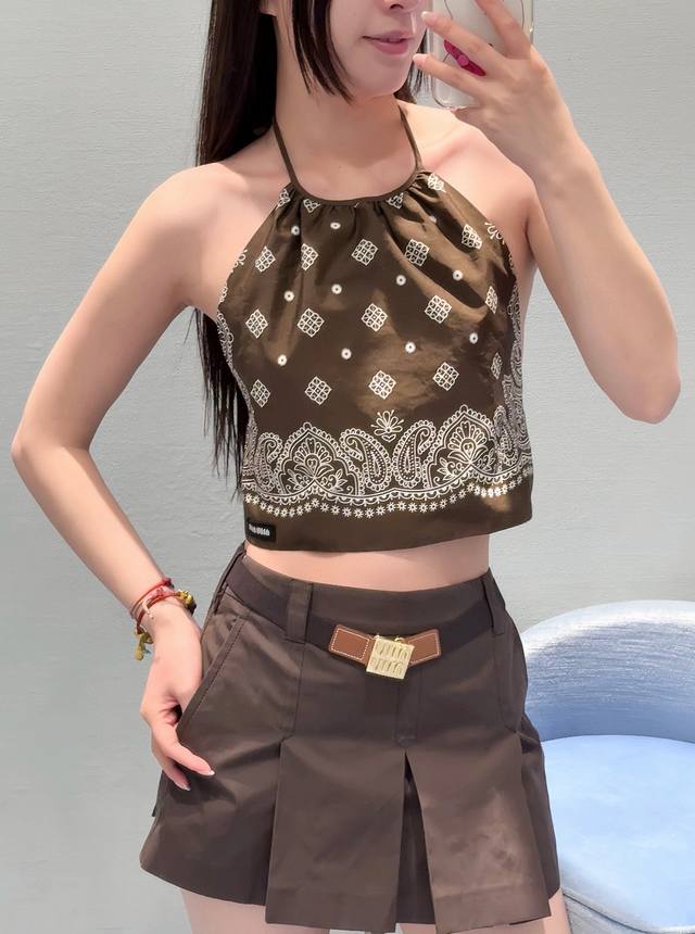 High-profile heavy-duty letter-belted pleated skirt, the same style as on the ru