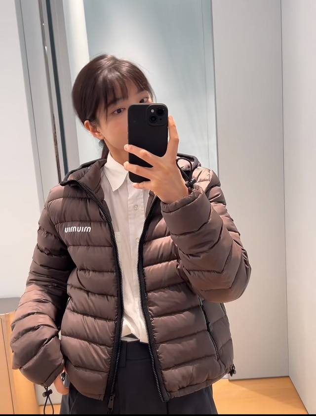 Miu Mi* Maillard-colored white goose down hooded jacket! This simple yet sophist