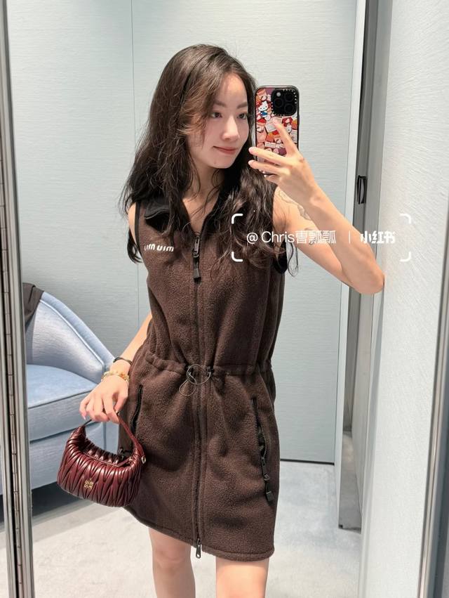 Miu25's new polar fleece drawstring dress features a slimming waist design. The