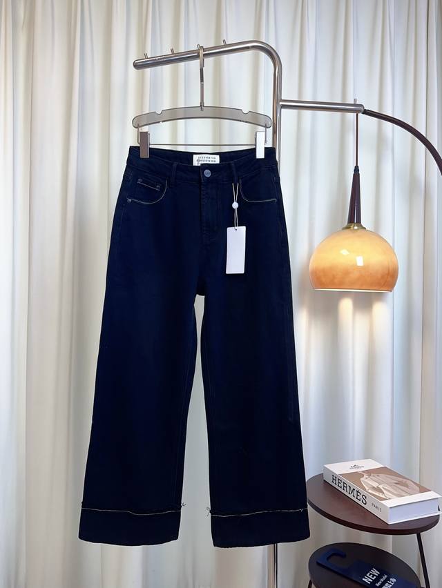 Mm* New style washed jeans with a logo printed on the back pocket. Straight-leg