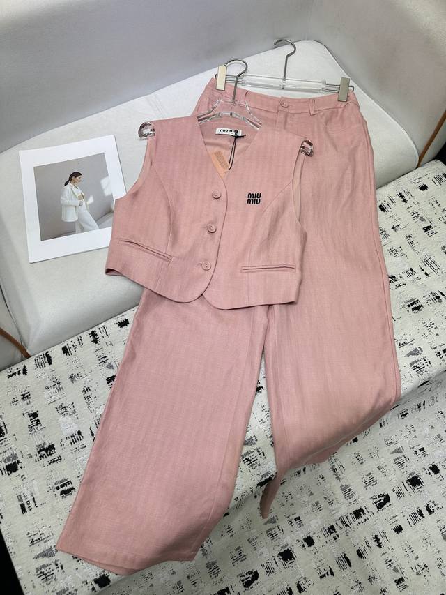 Miumiu*2025 new style sleeveless vest wide-leg trousers with letter embroidery d