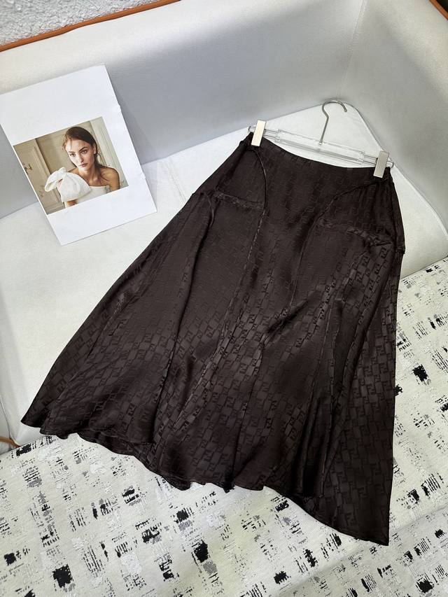 Fendi2025 early autumn skirt classic coffee color printing on the body big brand