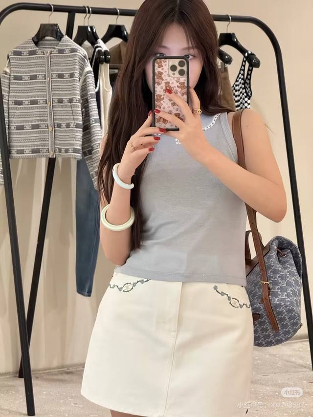 Celine 2025 new arrival little doll collar sleeveless top. Original high-end pro