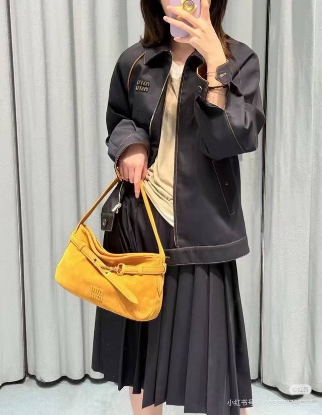 Miumiu25Ss skirt, new style for early autumn, preppy style, navy blue with gold
