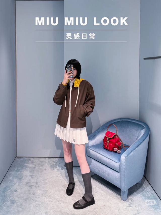 Miu Mi* 25Fw Early Fall new contrast hooded button-down blazer. Removable hood,
