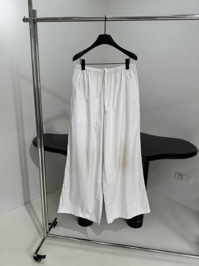 25 New straight-leg casual trousers Made of technical cotton poplin fabric Draws