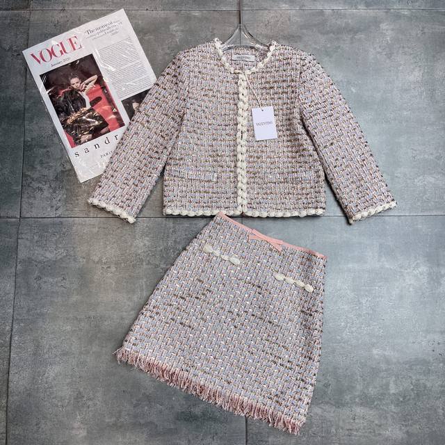 New arrivalThe hot-selling celebrity suit, original 1:1 high-end Valent0ڢ2025 au