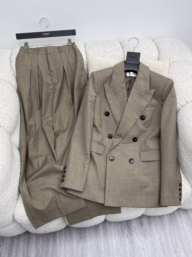 Saint Lauren*Light brown suit setThe same style as the show starDouble-breasted