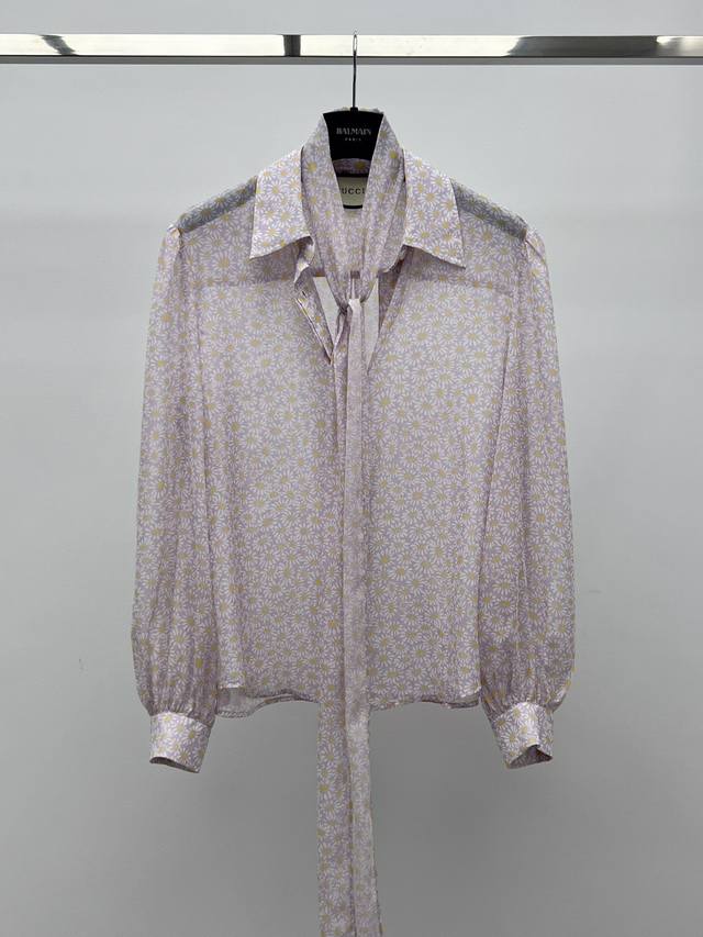 Gucc*Silk floral shirtFrom the Gucci Resort CollectionThe design cleverly incorp