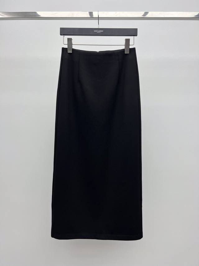 The Ro* stretch back slit skirtCrafted from a black cotton blend,Straight cut wi