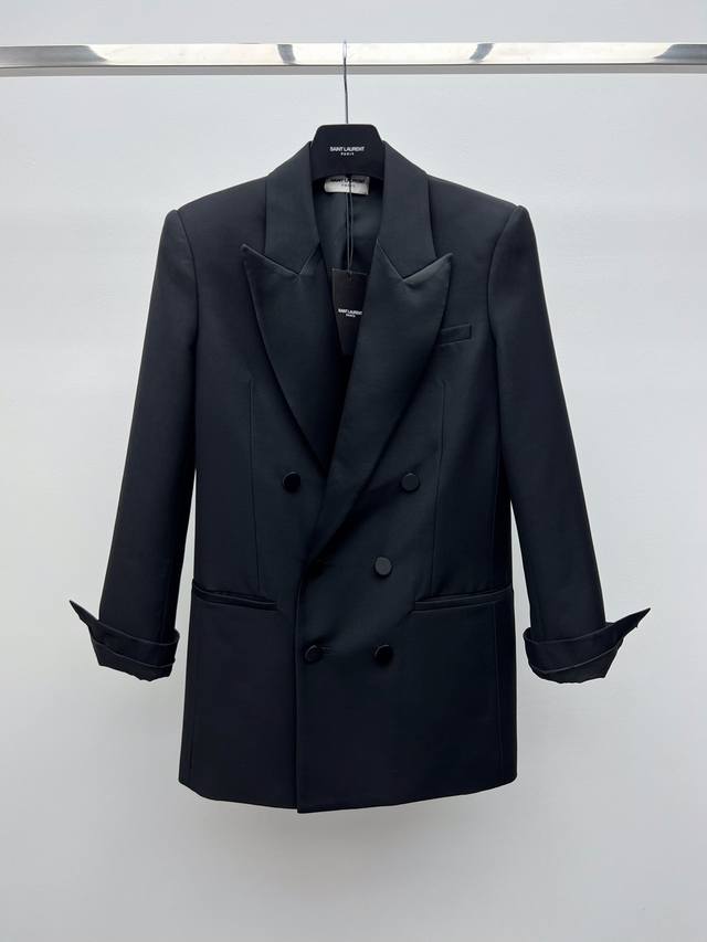 Saint Lauren*Double-breasted blazerA classic double-breasted smoking jacketAceta