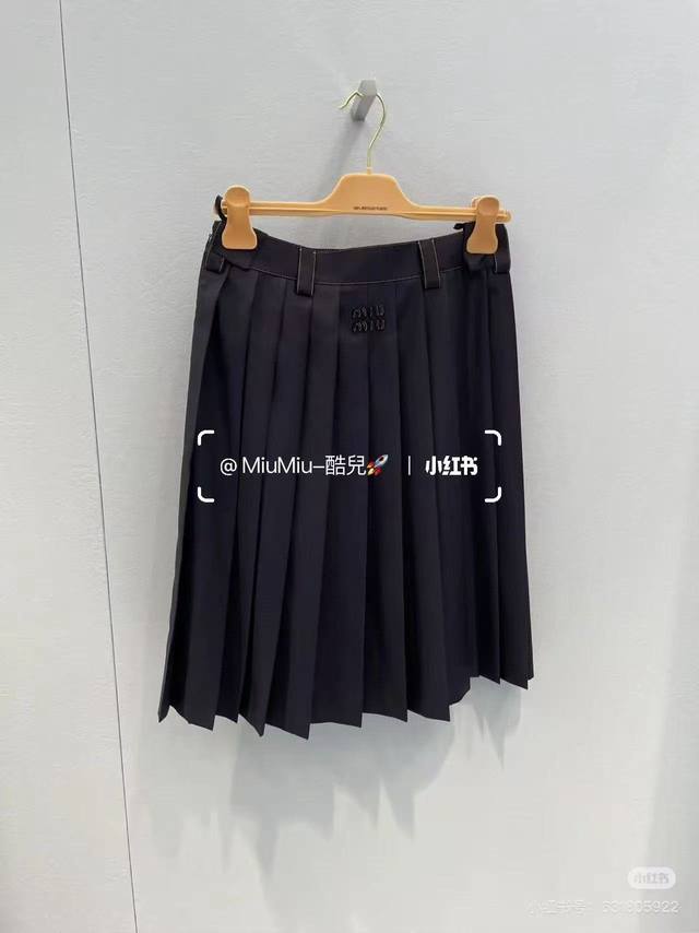 Original Mm 2025 Early Fall new contrast-colored pleated skirt, custom-made fro