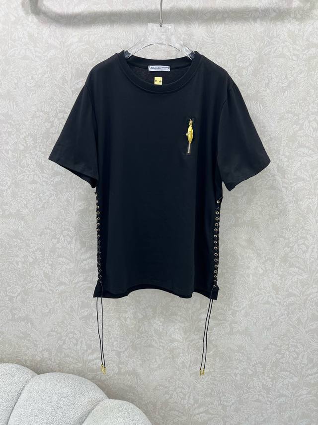 Sch* A French brand's 25th new release, featuring a gold button on the chest and