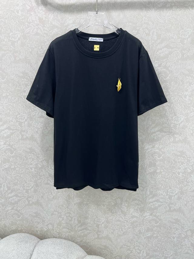 Sch* A French brand's 25 new short-sleeved T-shirt with a gold button front, sho