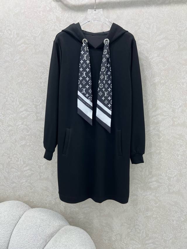 Louis Vuitt*N*25 new style with monogram scarf hooded dress. Monogram logo scarf