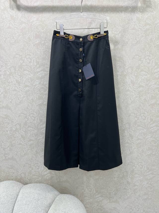 Louis Vuitt*N25 new style skirt with suede buckle detailing. Customized semi-sin