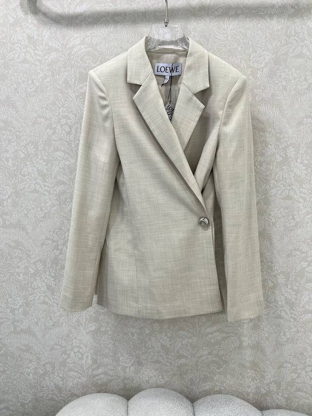 Multiple buttoning methods Loew* 25 new earth-toned spring-colored suit asymmetr
