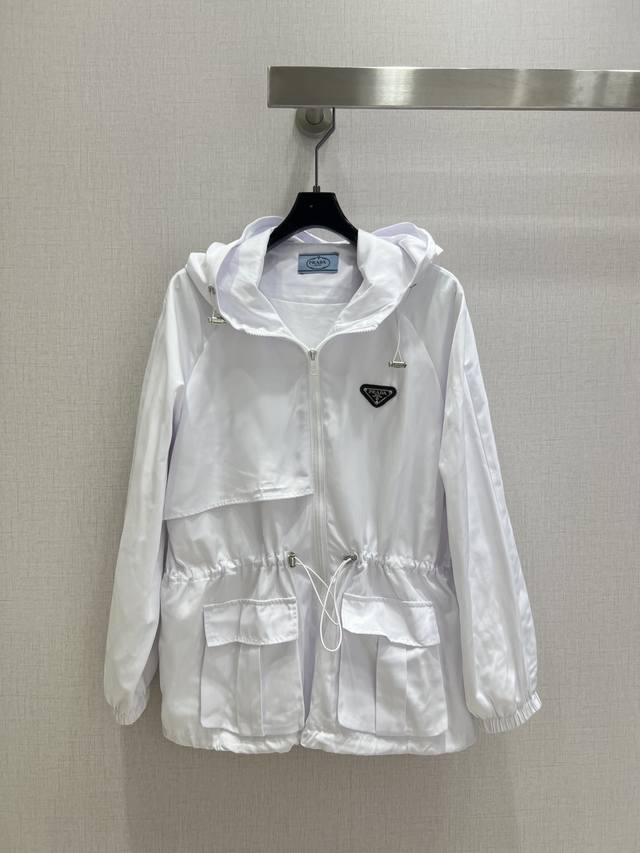 Highly recommend the Pra* 2025 new triangle logo casual hooded jacket. The styl