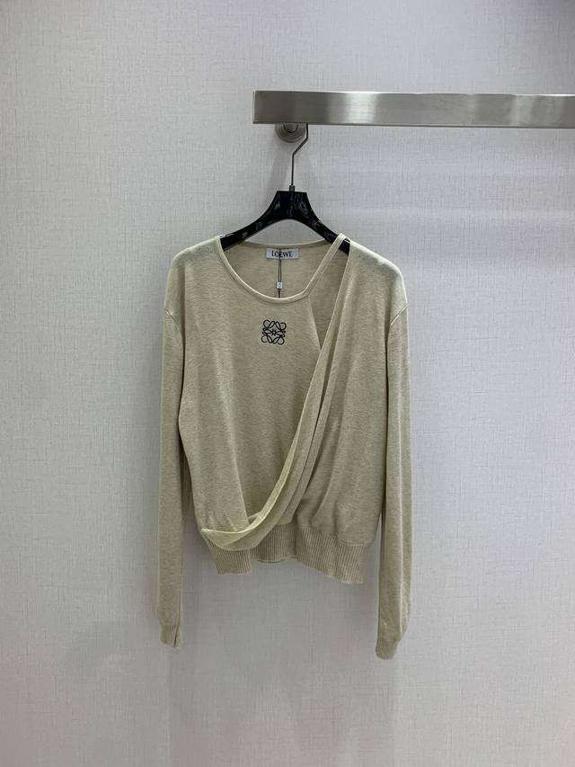 Highly recommend Loe*'s new 2025 Fall/Winter knitted long-sleeved top. Featurin