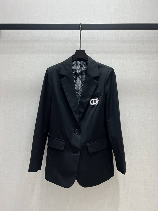 Highly recommend D's 2025 new embroidered CD suit jacket! The design is elegant