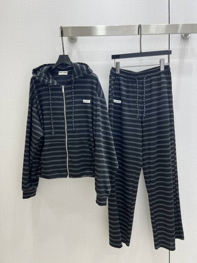I highly recommend Miu*'s 2025 Early Fall new striped hooded trouser suit. Ther