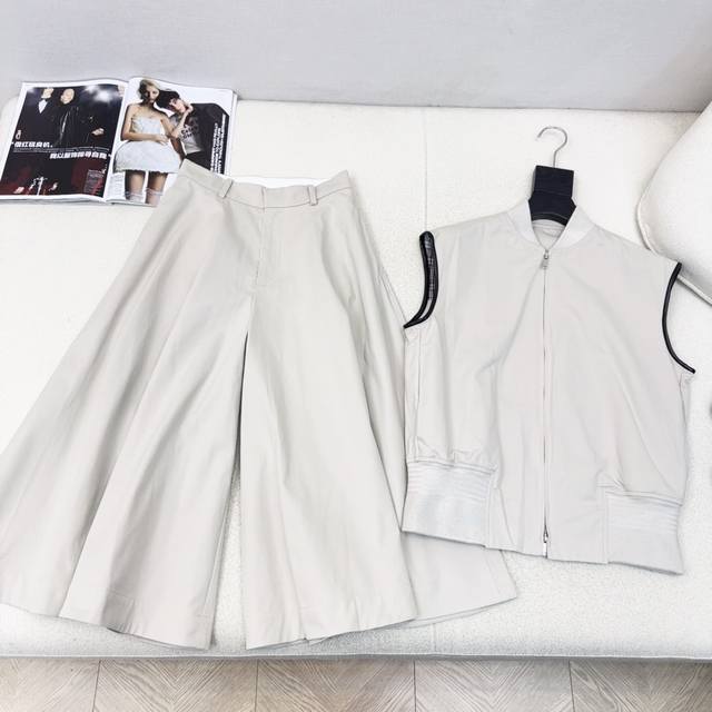 Exclusive first release of vest and culottes Bv 25Ss. The latest early autumn lo