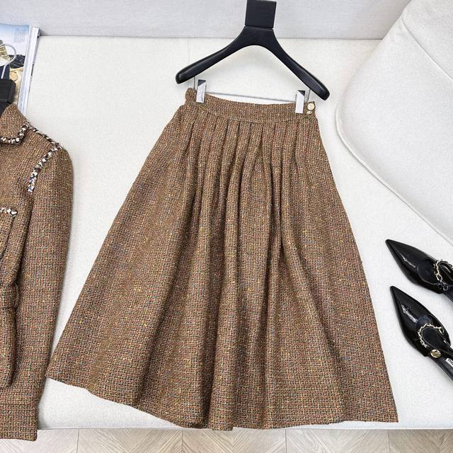 The same jacket and skirt as the catwalk. C's 25Ss latest autumn and winter cel