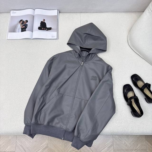 Exclusive debut of the Miu 25Ss' latest early fall style, this stylish overzise