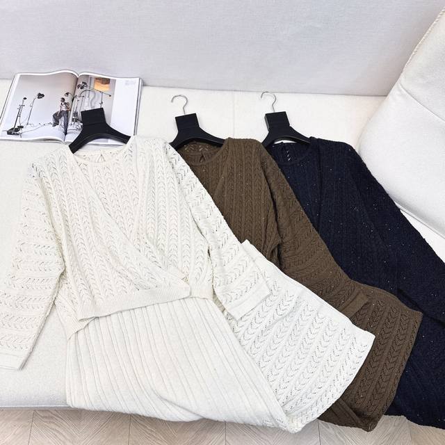 Exclusive Bc 25Ss Early Fall knitted suit. This V-neck, long-sleeved, sleeveles