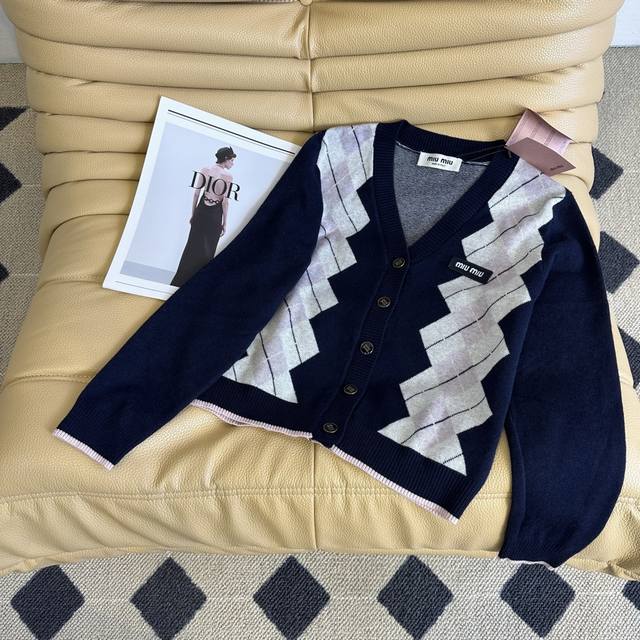 Autumn and winter new 25Ss ~ Miu* diamond V-neck knitted long-sleeved cardigan.