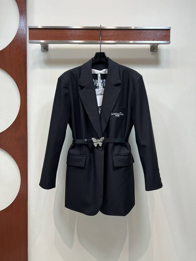D's 25th Early Fall new belted mid-length blazer. This wide-cut blazer is stylis