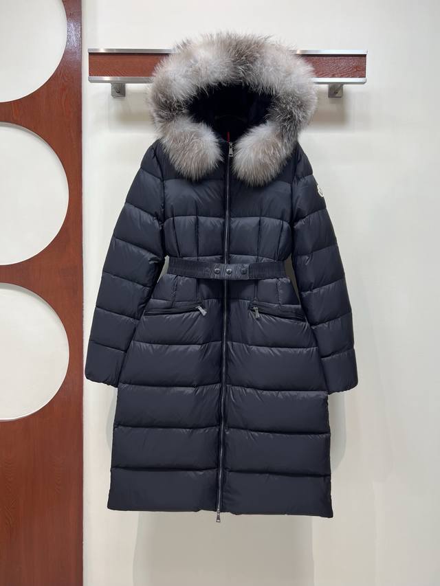 M's new fall/winter 25 down jacket with a large fur collar and long hood. A clas