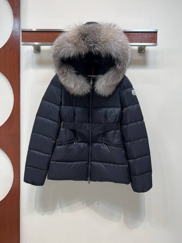 M's new fall/winter 25 style, a cropped hooded down jacket with a fur collar. A