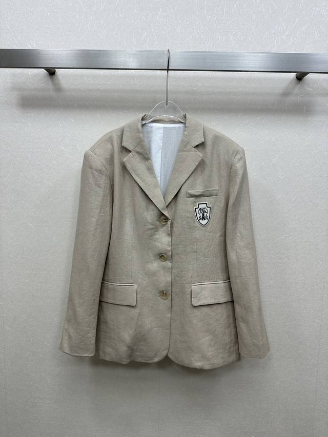 25Ss Bc's new jacket features a minimalist, three-dimensional silhouette and a s