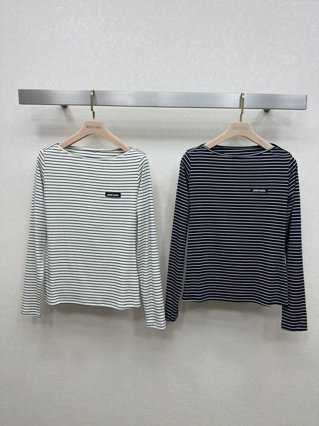 25Ss Miu's new one-shoulder striped top with a lettering plaque on the chest is