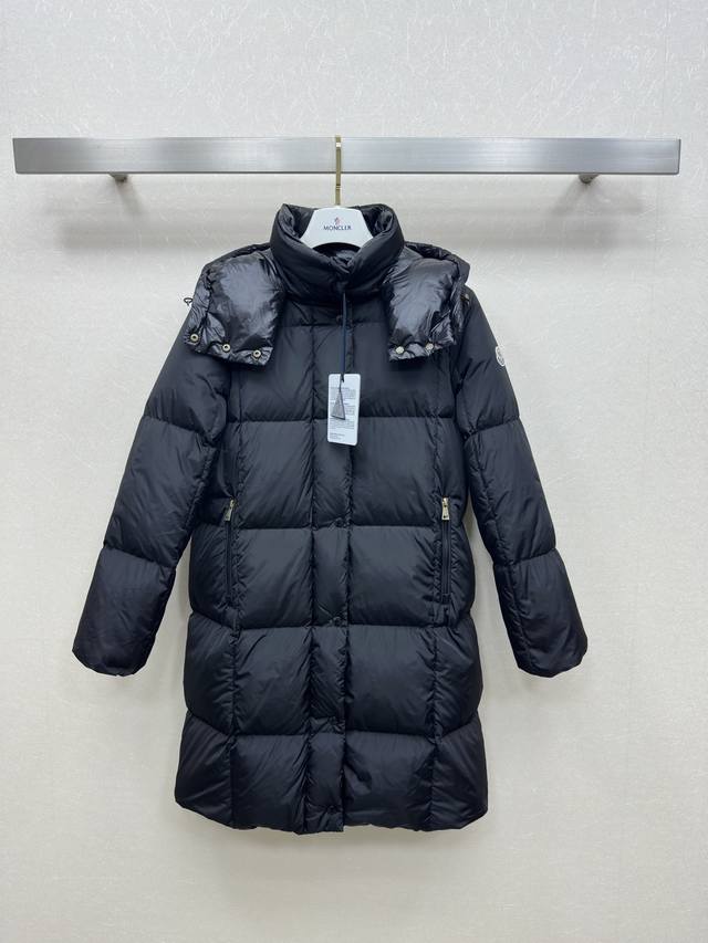 25Ss Moncle*R's new fall/winter hooded long down jacket with logo sleeves featur