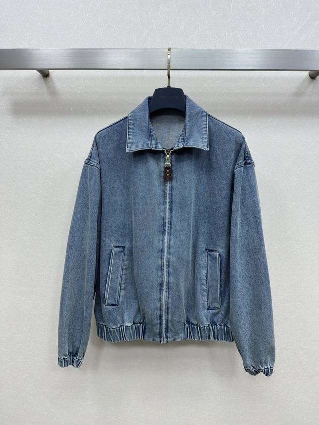 25Ss Lv's new denim jacket features a letter logo on the back. The jacket featur